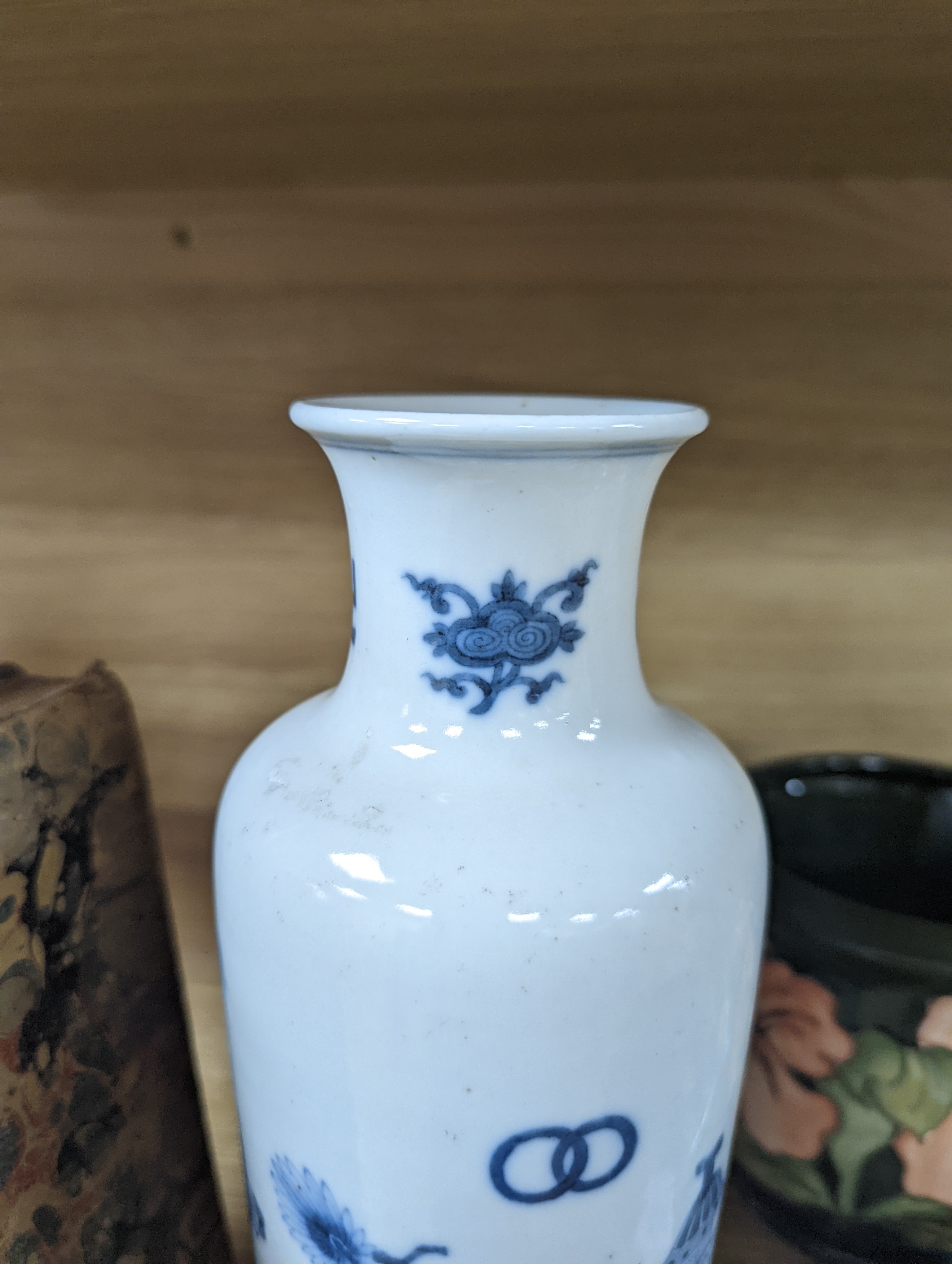 A Chinese blue and white vase 26cm